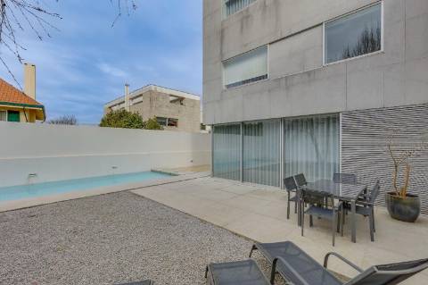Moradia V4 com piscina para venda na Foz; Porto