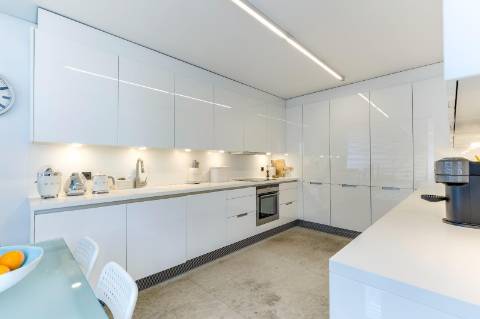 Moradia V4 com piscina para venda na Foz; Porto