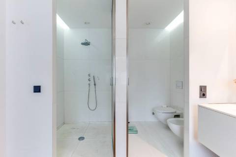 Moradia V4 com piscina para venda na Foz; Porto