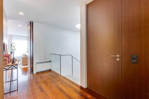 Moradia V4 com piscina para venda na Foz; Porto