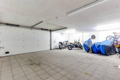 Moradia V4 com piscina para venda na Foz; Porto