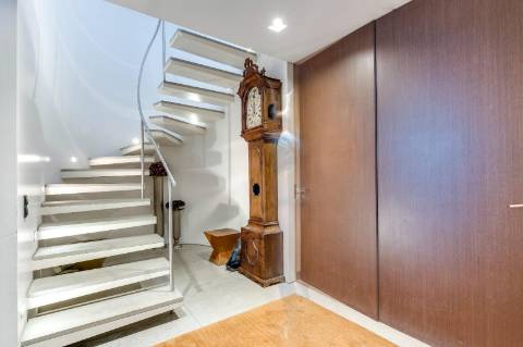 Moradia V4 com piscina para venda na Foz; Porto