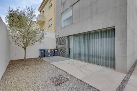 Moradia V4 com piscina para venda na Foz; Porto