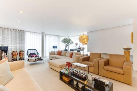 Moradia V4 com piscina para venda na Foz; Porto