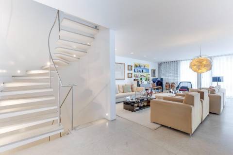 Moradia V4 com piscina para venda na Foz; Porto