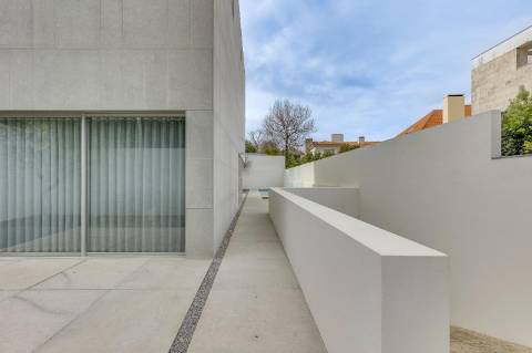 Moradia V4 com piscina para venda na Foz; Porto