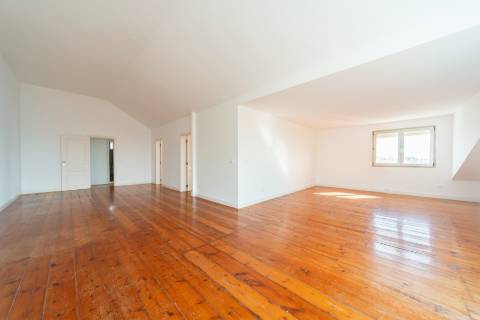 Charmoso apartamento T2 no Príncipe Real, com vistas verdadeiramente deslumbrantes.