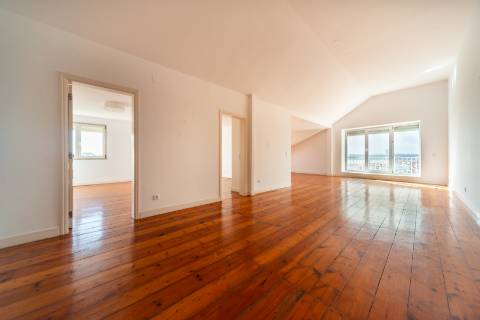 Charmoso apartamento T2 no Príncipe Real, com vistas verdadeiramente deslumbrantes.