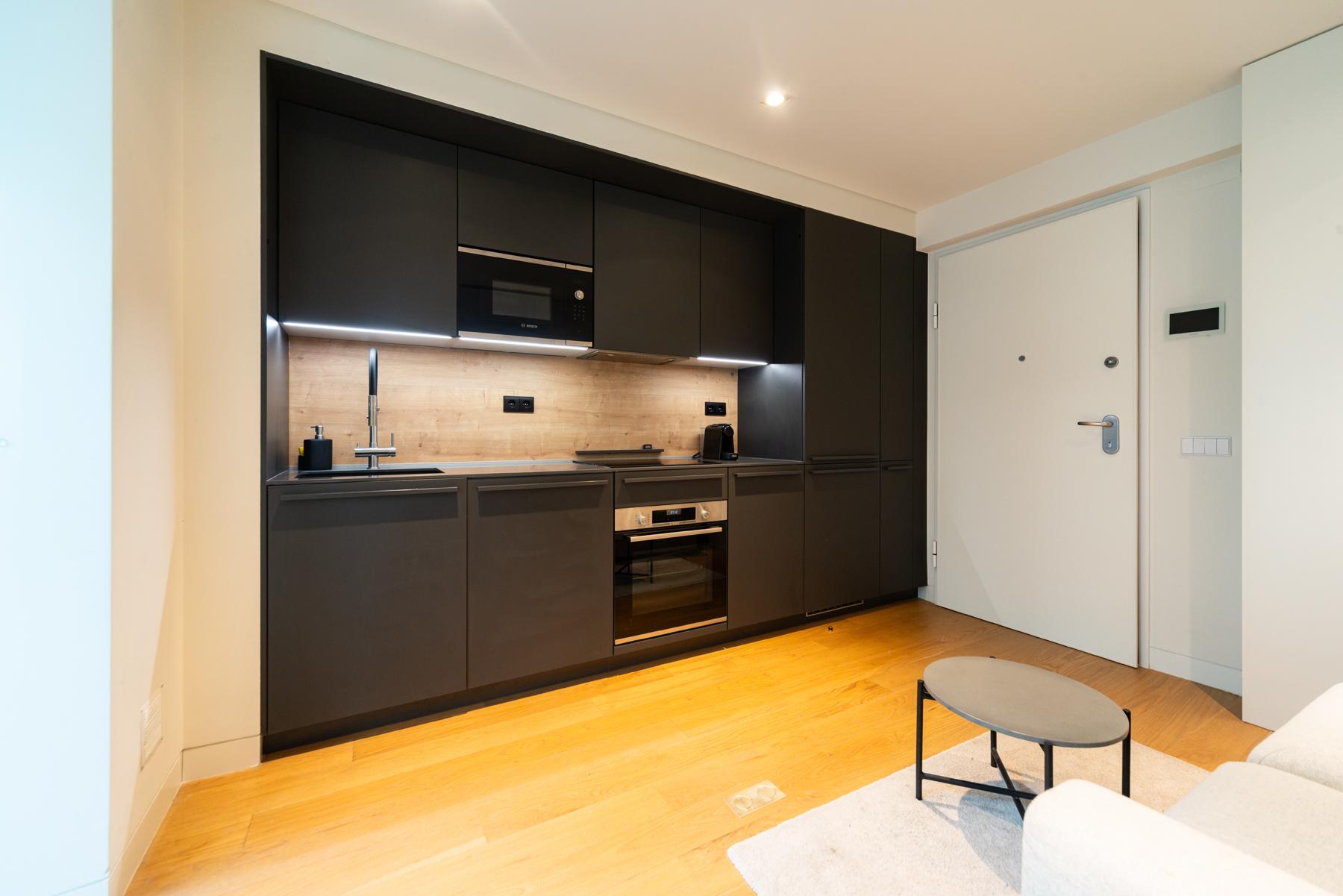 Apartamento T1 mobilado com varanda e elevador às Janelas Verdes na Lapa, Lisboa