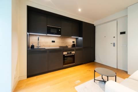 Apartamento T1 mobilado com varanda e elevador às Janelas Verdes na Lapa, Lisboa