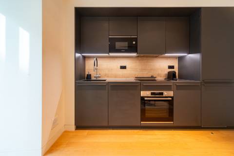 Apartamento T1 mobilado com varanda e elevador às Janelas Verdes na Lapa, Lisboa