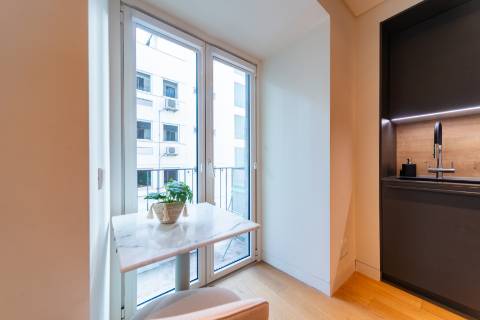 Apartamento T1 mobilado com varanda e elevador às Janelas Verdes na Lapa, Lisboa
