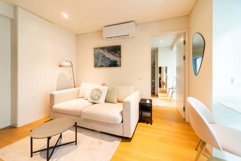 Apartamento T1 mobilado com varanda e elevador às Janelas Verdes na Lapa, Lisboa