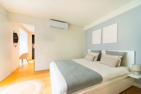 Apartamento T1 mobilado com varanda e elevador às Janelas Verdes na Lapa, Lisboa