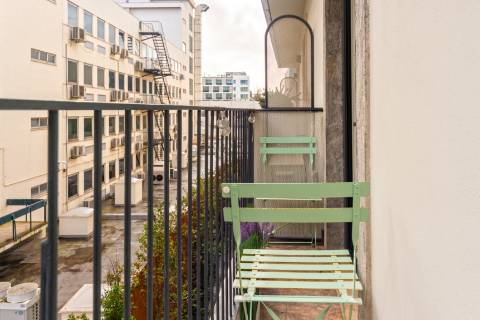 Apartamento T1 mobilado com varanda e elevador às Janelas Verdes na Lapa, Lisboa