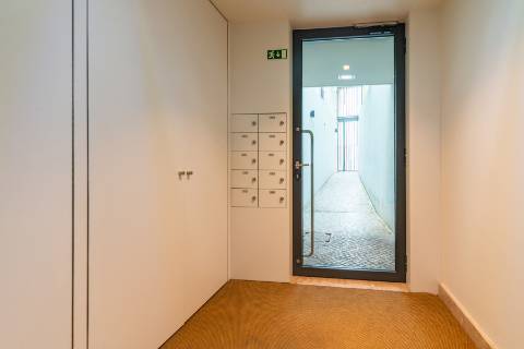 Apartamento T1 mobilado com varanda e elevador às Janelas Verdes na Lapa, Lisboa