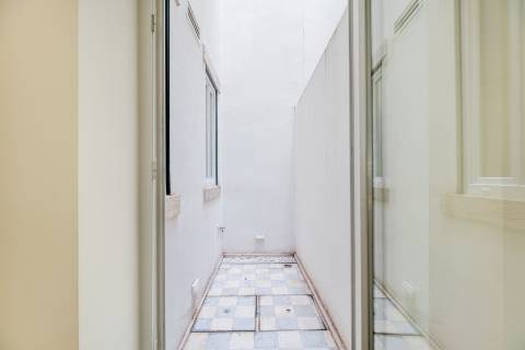 Apartamento T2 com jardim privativo, no Saldanha