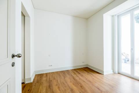 Apartamento T2 com jardim privativo, no Saldanha