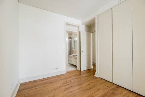 Apartamento T2 com jardim privativo, no Saldanha