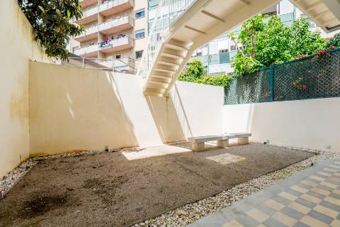 Apartamento T2 com jardim privativo, no Saldanha