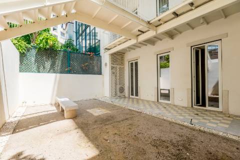 Apartamento T2 com jardim privativo, no Saldanha