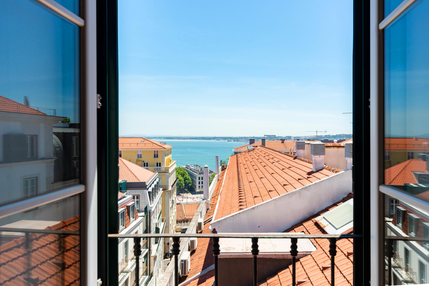 Apartamento Duplex T5+3 no Chiado, com cachet e história, com garagem e com vista para o Rio Tejo e para o Castelo de São Jorge.
