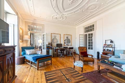 Apartamento Duplex T5+3 no Chiado, com cachet e história, com garagem e com vista para o Rio Tejo e para o Castelo de São Jorge.
