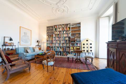 Apartamento Duplex T5+3 no Chiado, com cachet e história, com garagem e com vista para o Rio Tejo e para o Castelo de São Jorge.
