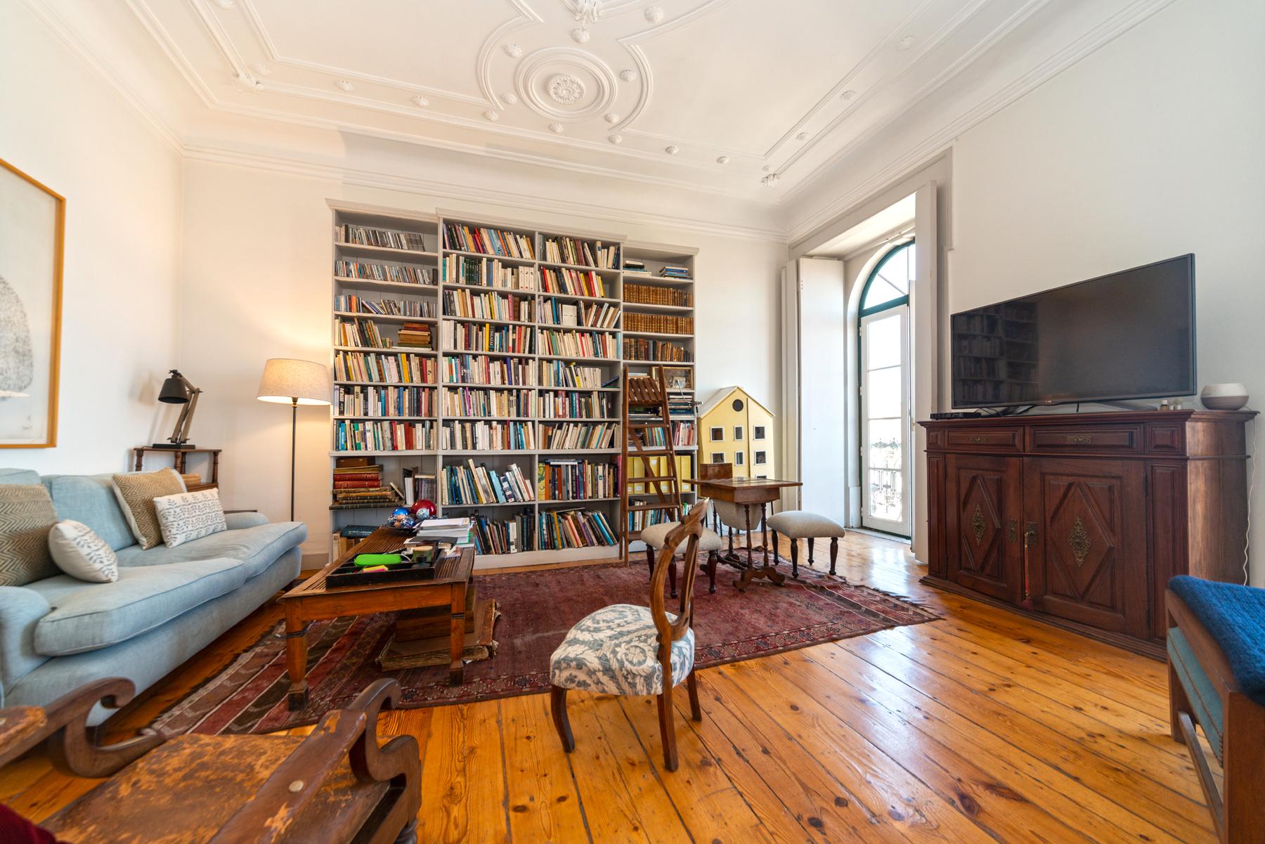 Apartamento Duplex T5+3 no Chiado, com cachet e história, com garagem e com vista para o Rio Tejo e para o Castelo de São Jorge.
