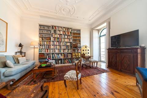 Apartamento Duplex T5+3 no Chiado, com cachet e história, com garagem e com vista para o Rio Tejo e para o Castelo de São Jorge.
