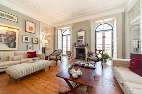 Apartamento Duplex T5+3 no Chiado, com cachet e história, com garagem e com vista para o Rio Tejo e para o Castelo de São Jorge.
