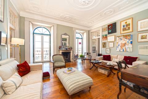 Apartamento Duplex T5+3 no Chiado, com cachet e história, com garagem e com vista para o Rio Tejo e para o Castelo de São Jorge.
