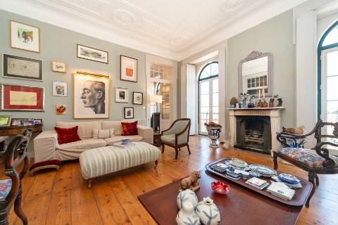 Apartamento Duplex T5+3 no Chiado, com cachet e história, com garagem e com vista para o Rio Tejo e para o Castelo de São Jorge.
