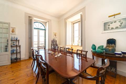 Apartamento Duplex T5+3 no Chiado, com cachet e história, com garagem e com vista para o Rio Tejo e para o Castelo de São Jorge.
