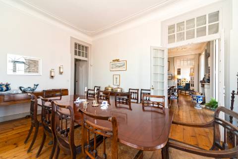 Apartamento Duplex T5+3 no Chiado, com cachet e história, com garagem e com vista para o Rio Tejo e para o Castelo de São Jorge.
