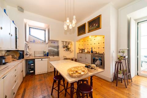 Apartamento Duplex T5+3 no Chiado, com cachet e história, com garagem e com vista para o Rio Tejo e para o Castelo de São Jorge.
