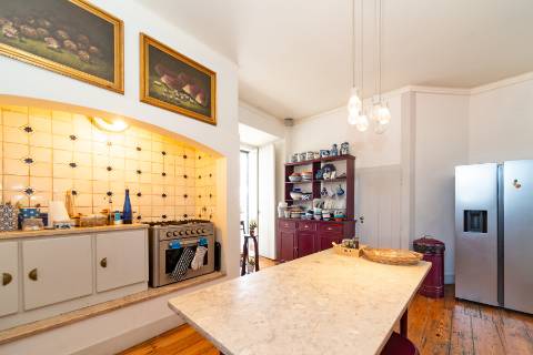 Apartamento Duplex T5+3 no Chiado, com cachet e história, com garagem e com vista para o Rio Tejo e para o Castelo de São Jorge.
