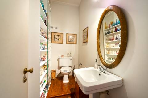 Apartamento Duplex T5+3 no Chiado, com cachet e história, com garagem e com vista para o Rio Tejo e para o Castelo de São Jorge.
