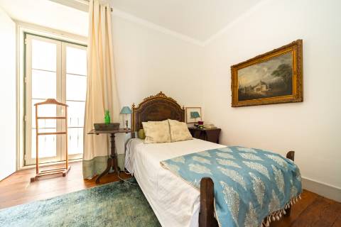 Apartamento Duplex T5+3 no Chiado, com cachet e história, com garagem e com vista para o Rio Tejo e para o Castelo de São Jorge.
