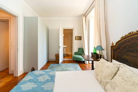 Apartamento Duplex T5+3 no Chiado, com cachet e história, com garagem e com vista para o Rio Tejo e para o Castelo de São Jorge.
