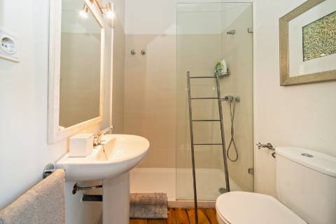 Apartamento Duplex T5+3 no Chiado, com cachet e história, com garagem e com vista para o Rio Tejo e para o Castelo de São Jorge.
