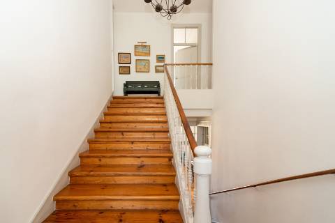 Apartamento Duplex T5+3 no Chiado, com cachet e história, com garagem e com vista para o Rio Tejo e para o Castelo de São Jorge.
