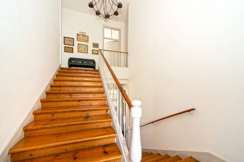 Apartamento Duplex T5+3 no Chiado, com cachet e história, com garagem e com vista para o Rio Tejo e para o Castelo de São Jorge.
