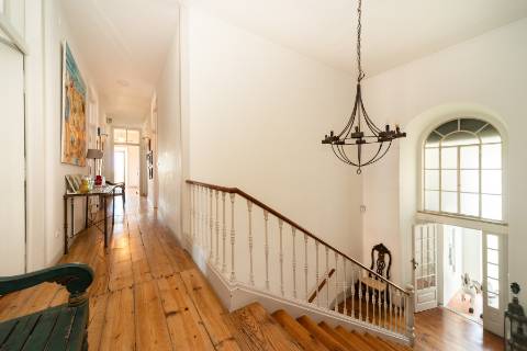 Apartamento Duplex T5+3 no Chiado, com cachet e história, com garagem e com vista para o Rio Tejo e para o Castelo de São Jorge.
