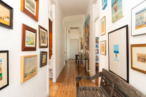 Apartamento Duplex T5+3 no Chiado, com cachet e história, com garagem e com vista para o Rio Tejo e para o Castelo de São Jorge.
