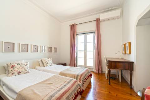 Apartamento Duplex T5+3 no Chiado, com cachet e história, com garagem e com vista para o Rio Tejo e para o Castelo de São Jorge.
