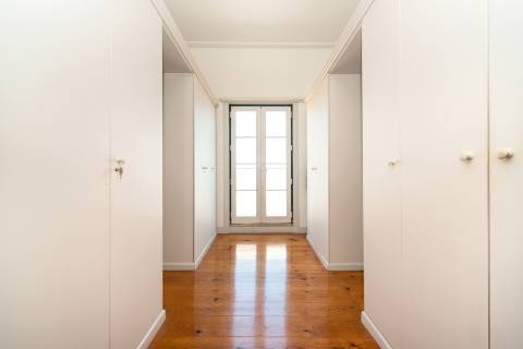 Apartamento Duplex T5+3 no Chiado, com cachet e história, com garagem e com vista para o Rio Tejo e para o Castelo de São Jorge.
