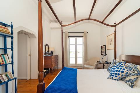 Apartamento Duplex T5+3 no Chiado, com cachet e história, com garagem e com vista para o Rio Tejo e para o Castelo de São Jorge.
