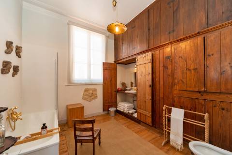 Apartamento Duplex T5+3 no Chiado, com cachet e história, com garagem e com vista para o Rio Tejo e para o Castelo de São Jorge.
