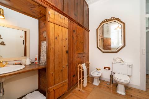 Apartamento Duplex T5+3 no Chiado, com cachet e história, com garagem e com vista para o Rio Tejo e para o Castelo de São Jorge.
